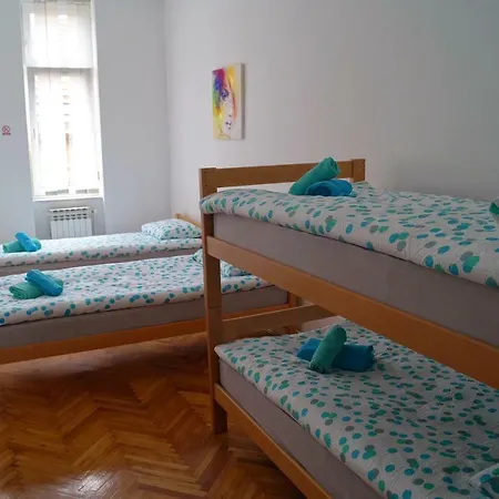 6:th April & Beds Hostal
