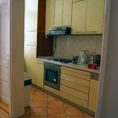 6:th April & Beds Hostal Sarajevo