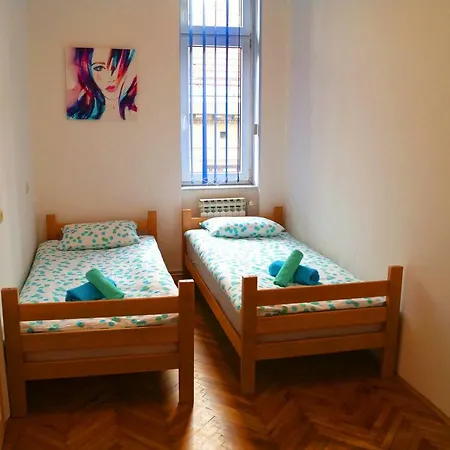 6:th April & Beds Hostal