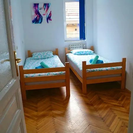 6:th April & Beds Hostal Sarajevo