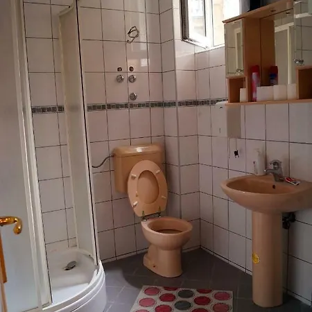 6:th April & Beds Hostal