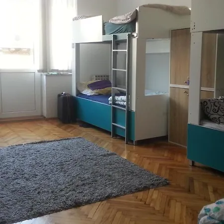 Hostal 6:th April & Beds *