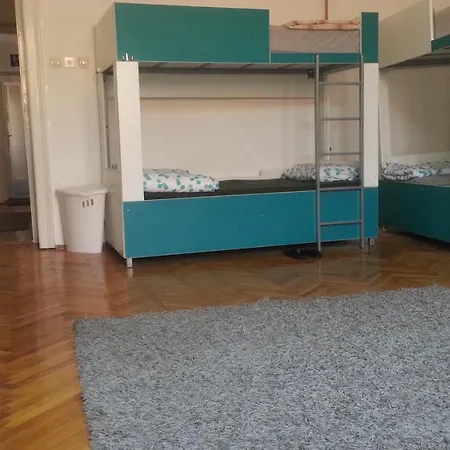 Hostal 6:th April & Beds