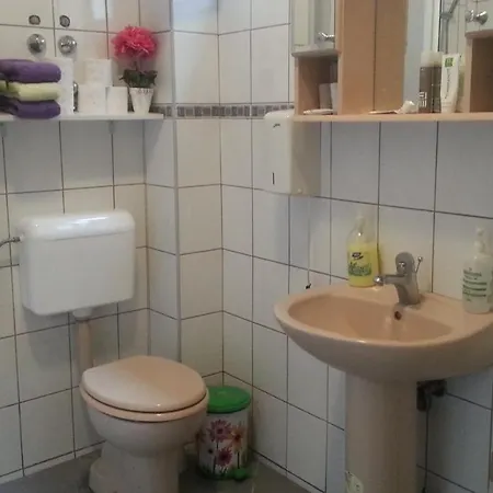 Hostal 6:th April & Beds *